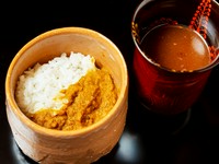 コース終盤に3種の〆を供するのも【踝】流。〆1は『季節の炊き込みご飯』を楽しめ、〆2にはカレーが登場。多種類のフルーツを使った牛肉カレーが定番で、何度でも食べたいおいしさ！
