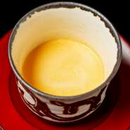 自家製プリンなど、大人の味わいのデザートが登場。ほのぼのとしたおいしさで、コース全体の余韻が幸福感と共に続きます。
