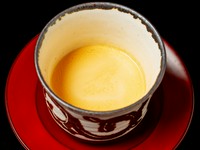 自家製プリンなど、大人の味わいのデザートが登場。ほのぼのとしたおいしさで、コース全体の余韻が幸福感と共に続きます。
