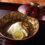 一品目は小さなお椀が登場することが多く、胃を温めてから、多彩な料理とお酒などのドリンクを楽しめる趣向。