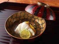 一品目は小さなお椀が登場することが多く、胃を温めてから、多彩な料理とお酒などのドリンクを楽しめる趣向。