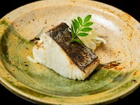 旬の魚を絶妙な火加減で仕上げ、皮目はパリッ、身はふっくら柔らかく。