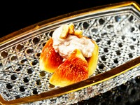 コース構成の巧みな緩急も評判。中盤の季節の『お口直し』の後は、後半の山場へ。