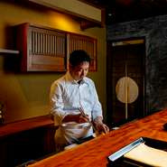 カウンターで調理の臨場感を届けながら、ゲスト一人一人の食事の進み具合や嗜好に応じて、料理提供のタイミングや内容をカスタマイズ。落ち着いたしつらえとし、大人がゆったり憩える空間づくりにも努めています。