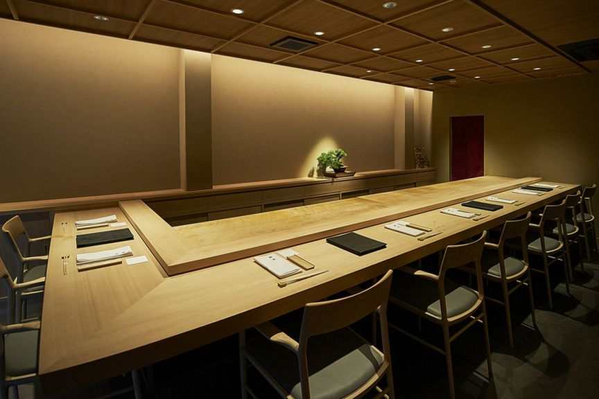 鮨白のカウンター席で鮨の真髄に触れる