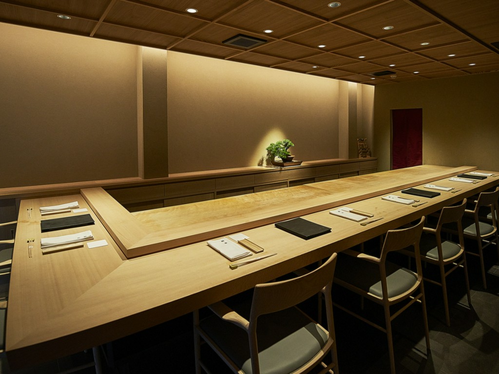 鮨白のカウンター席で鮨の真髄に触れる