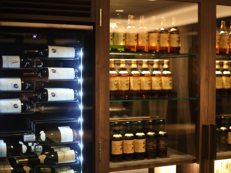 専用のセラーに並ぶ20種類以上のセレクトワイン