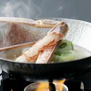 料理長自慢のかにすき鍋は松葉蟹のフルコースに含まれていますので是非ご賞味ください。〆の雑炊も絶品です。