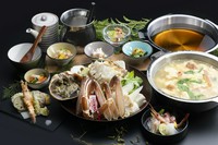 しっかりとした中サイズの鳥取県産タグ付き松葉蟹1杯と浜茹で松葉蟹が楽しめる松葉蟹フルコースです。
花の咲いた松葉蟹の刺し身や親がにの姿盛もあり、冬の鳥取の魅力を十分に堪能できるフルコースです。