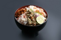 親がに（雌の松葉蟹）をふんだんに使用した、一年にこのシーズンしか食べる事の出来ない絶品丼をお楽しみください。
お昼限定の丼単品での提供になっております。