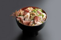 「熟成ズワイガニ」と「親がに」、鳥取和牛もも肉を使用した「自家製ローストビーフ」を盛り付けた豪華な丼です。かにまつばでしか食べる事の出来ない新名物丼です。お昼限定の丼単品での提供になっております。
