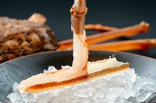 活松葉蟹とトラフグを使用した、松葉蟹と新名物「ふぐぶつ」「焼きふぐ」までお楽しみ頂けるコースです。