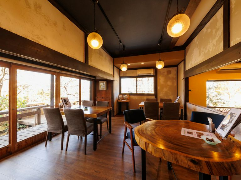和と洋。異なる二つのテイストを楽しめる店内