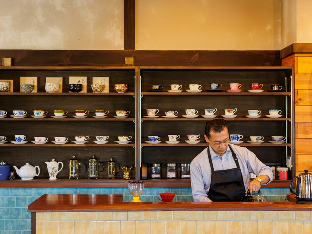 店主夫妻のコレクションした食器で味わう、贅沢な一杯