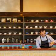 カウンター奥のカップや、お店で使用されている食器はいずれも店主・西村夫妻の長年のコレクション。“ただ眺めるだけでなくいろいろな方に手に取っていただきたい”とのこと。贅沢な気分を味わえそうです。