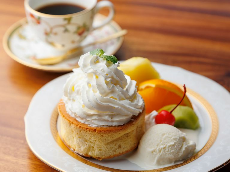 オススメスイーツ『スフレパンケーキ　アイスと果物添え』