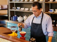 珈琲はペーパードリップを採用。コーヒー好きなマスターが、温度や時間にもこだわり、丁寧に抽出。豆本来の旨味を引き出しています。ノンカフェインを気にされる方に向けた、デカフェ珈琲もあります。