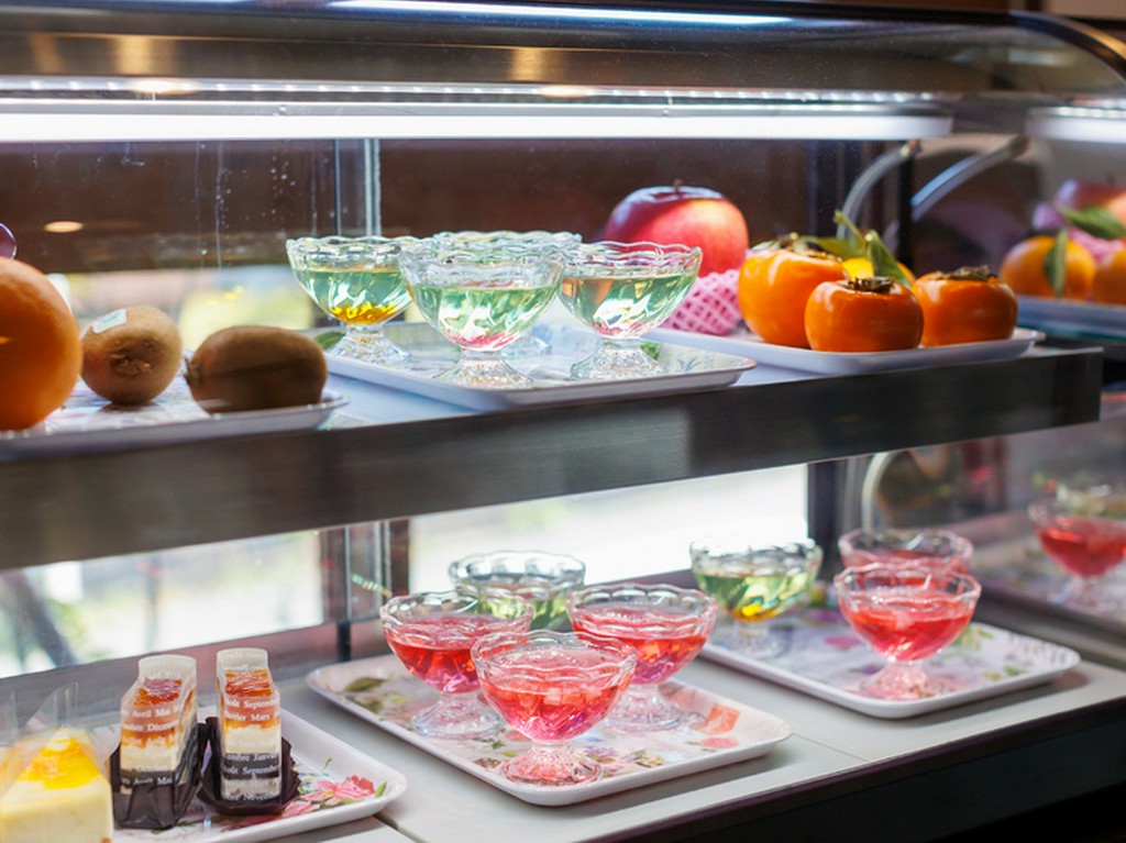 ショーケースに並ぶ鮮やかなスイーツたち