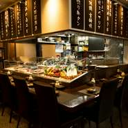 あたたかな灯りに照らされた店内は、穏やかな時間が流れる空間。カウンター席とテーブル席のほかにも、足を伸ばしてくつろげる掘りごたつ席が用意されているので、シーンに合わせて選べるのが魅力です。