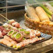 その日の食材がずらりと並べられた、人気のカウンター席。炉端焼き片手にお酒を嗜みたい人、のんびり過ごしたい人など、お一人様が集います。食事を楽しむもよし、ちょい飲みにもよし、気軽に立ち寄れる雰囲気です。