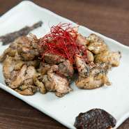 じっくり焼き上げた地鶏を特製炭塩でいただきます。鮮度抜群の静岡産地鶏を使用。口の中いっぱいに肉の旨みが広がります。