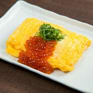 最初にオーダーする人が多い、人気メニュー。トロトロの卵焼きの上に大量のイクラをのせた、お酒によく合う一品です。
