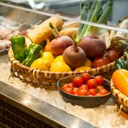 炉端焼きの要となる肉類や魚介類をはじめ、使用する食材は地産地消を心がけているのがポイント。主に地元の生産者より買い付けています。カウンターに色鮮やかな食材を並べてゲストを出迎えるのも、もてなしの一つ。