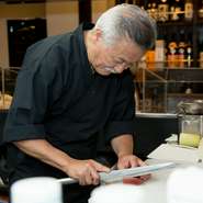 メニュ－とは「目に言う」から名付けたという説があるほど、「目は口ほどに物を言う」もの。盛り付けはもちろん、提供する器の向きなど、細やかな心配りを心がけているそうです。