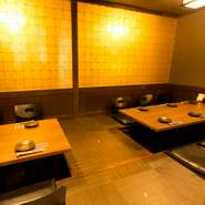 炉端焼きを軸に、丁寧に仕上げた和食を堪能できるお店。飲み放題が付けられるコース料理は、法事や慶事用がお願いできるのも魅力です。飲み会やデート、お一人様など、日常のワンシーンを彩ってくれる一軒です。