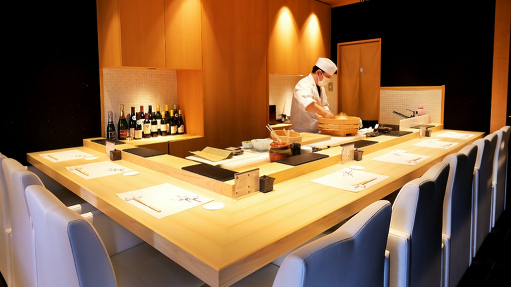 腕を振るう店主を目の前にした、カウンター席