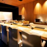 店主が腕を振るう様子を目の前にすると、お食事もお酒も進みます。最近は、日本刀人気も上昇中。海外の方にも喜ばれます！