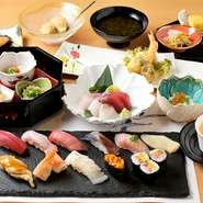 食材は毎日鮮魚店に赴き、当日自信を持って薦められる良質な食材のみを厳選。『月替わりのコース』では、鮨・刺盛・焼物など、珠玉の旬を満喫できます。