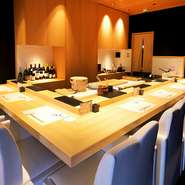 特別な日を演出してくれる店内。ホワイトと木を基調に、高級感を感じさせつつも落ち着いた雰囲気の空間に纏められています。リラックスして食事を楽しめそうです。