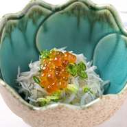 しらすといくらの小丼