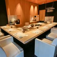 カウンター席は3席・4席で全7席。
後ろには現代の刀匠が造り上げた本物の日本刀が飾られております。
玉鋼を鍛えて生まれる本物の刀の輝きをご覧頂きながら、お食事やお酒をお楽しみください。