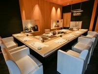 カウンター席は3席・4席で全7席。
後ろには現代の刀匠が造り上げた本物の日本刀が飾られております。
玉鋼を鍛えて生まれる本物の刀の輝きをご覧頂きながら、お食事やお酒をお楽しみください。