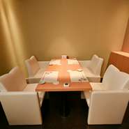 4名様迄でご利用いただける完全個室もご用意。
※2名様よりご利用頂けます。
※8000円以上のコース料理をご注文頂きます。
※未就学児ご同伴でもご利用可能なお席です（予約時にご相談ください）