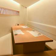 入口左にございます小上がり席。
3名様迄でご利用頂けます。
※靴を脱いでご利用頂くお席となります。
※完全個室ではございません。