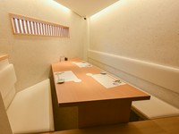 入口左にございます小上がり席。
3名様迄でご利用頂けます。
※靴を脱いでご利用頂くお席となります。
※完全個室ではございません。