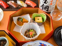 おまかせ料理、鮨をご提供する6000円コース(税込6600円)

先付盛合せ、刺盛2点、焼物、蒸物、箸休、鮨5貫（巻物含む）、汁物、デザート
※仕入れ状況等により一部変更となる場合がございます。