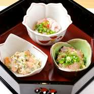 先付／サーモンクリームチーズ、海老真丈、すずきの卵と白あわび茸の煮付