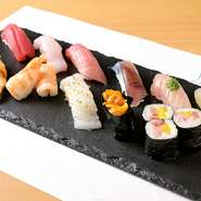 鮨／本鮪、本鮪中とろ、やりいか、しまあじ、ぶり、真鯛、鯵、海老、穴子、とろたく巻
