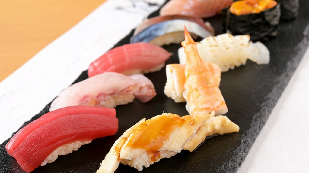 生の本マグロに季節の鮮魚。日々厳選される食材たち