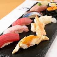 生の本マグロに季節の鮮魚。日々厳選される食材たち