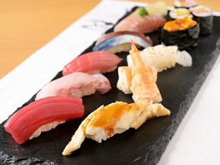 生の本マグロに季節の鮮魚。日々厳選される食材たち