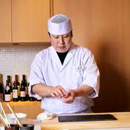 刀匠が玉鋼から日本刀を生み出すように、店主が造り上げる一貫の鮨。洗練された職人技と共に、目の前に提供される魂を込めた逸品をお楽しみください。