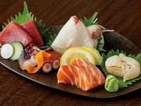 中央市場直送の海鮮がたっぷり。オカピおまかせ盛り