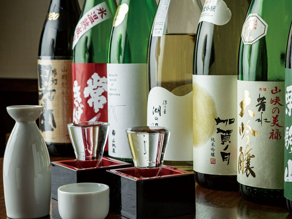 料理に合うお酒はレアな季節の日本酒も。