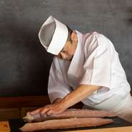 【鮨　蒼天】は昼も夜も『蒼天おまかせコース』のみを用意。昼なら寿司をメインに、夜なら寿司のほかにもミニ丼や1品物、刺身、焼き物など多彩に楽しむことができます。特別な日に珠玉の料理の数々を味わっては。