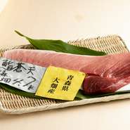 寿司職人歴33年の泉氏は、使う食材を自ら魚市場で目利きしています。福岡県産の天然物の地魚を中心に、例えば鮪なら青森県大畑や大間、宮城県塩竈市などから直送の鮪、北海道産のウニなど旬の食材を使用しています。